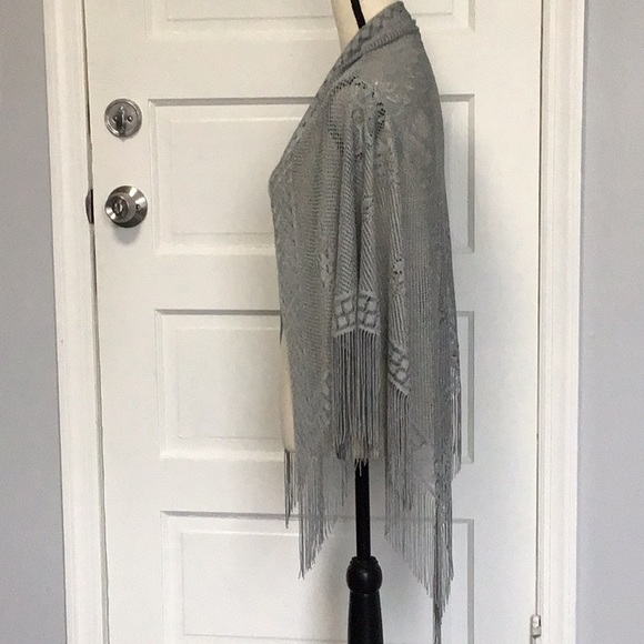 Amazing Delicate Gray Triangular Party Wrap - Picture 3 of 12